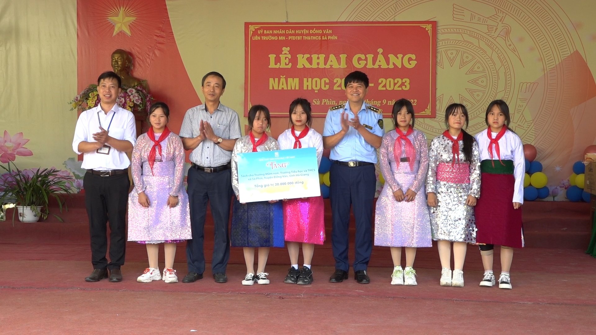 NXB Giáo dục Việt Nam trao tặng sách cho học sinh xã Sà Phìn và Du Tiến ở Hà Giang