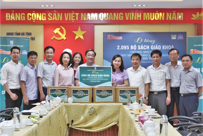 Chương trình tặng sách “Cùng tiếp bước em tới trường” tại Hà Tĩnh