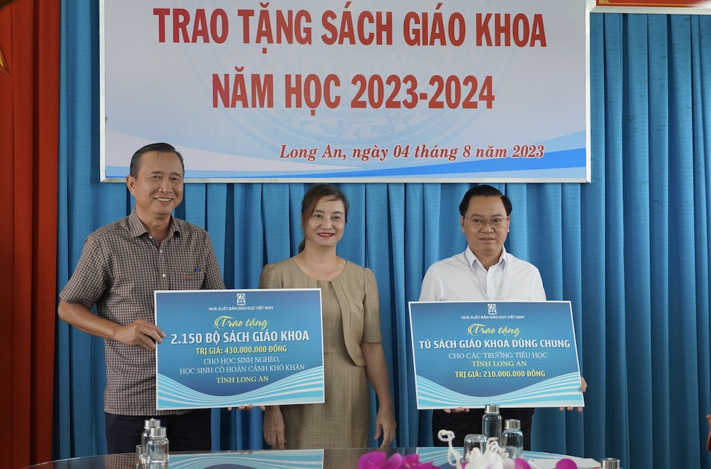 Tặng sách giáo khoa cho học sinh, thư viện trường học tỉnh Long An