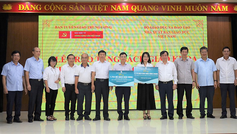 Tặng sách giáo khoa cho học sinh có hoàn cảnh khó khăn tại Quảng Bình