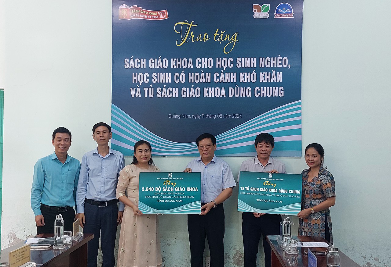 Nhà xuất bản Giáo dục Việt Nam tặng sách giáo khoa tại Quảng Nam