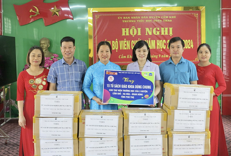 Nhà xuất bản Giáo dục Việt Nam: Tặng 15 tủ sách giáo khoa dùng chung cho thư viện các trường học ở Phú Thọ