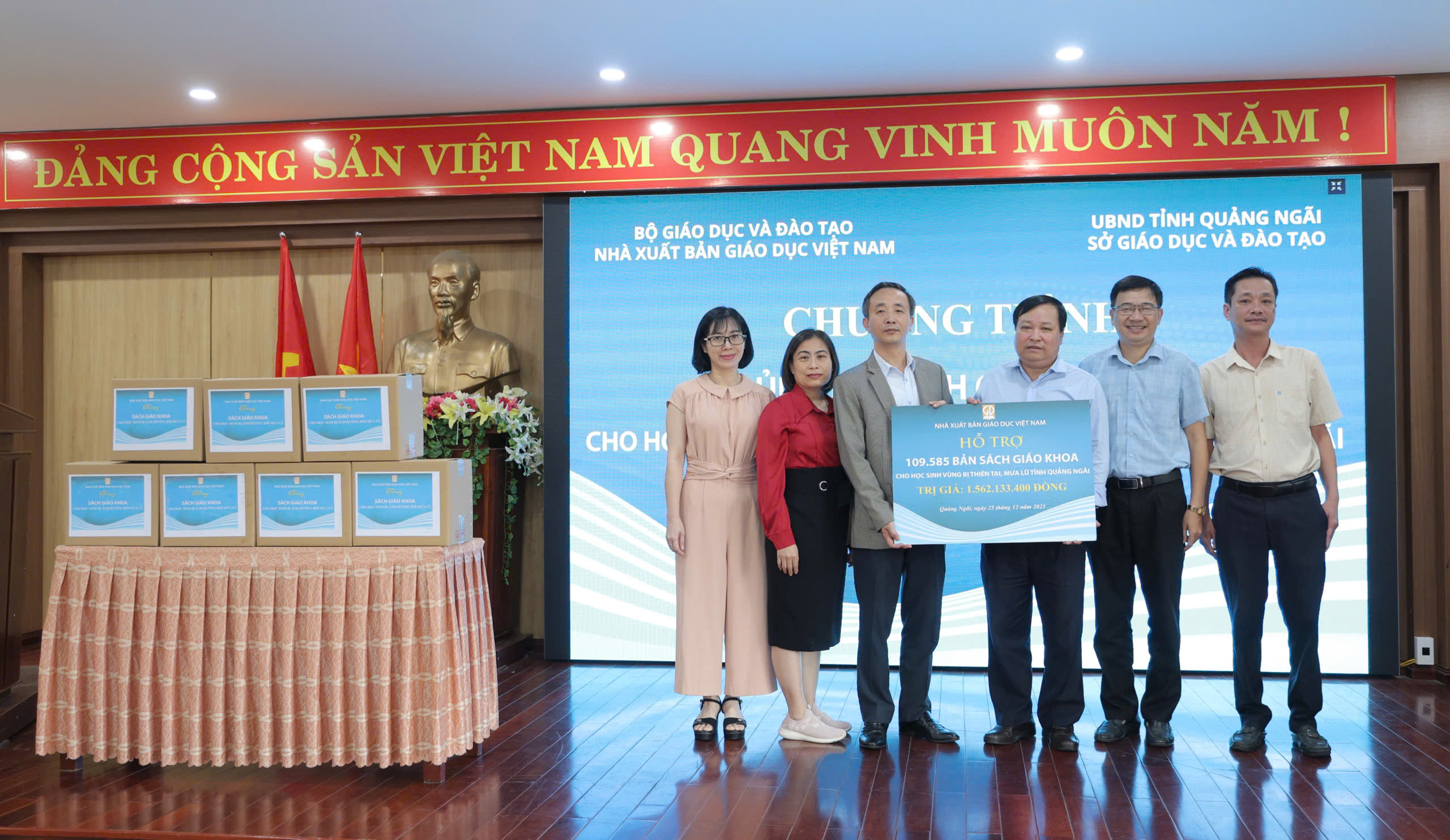 Nhà xuất bản Giáo dục Việt Nam trao tặng gần 110.000 bản sách giáo khoa cho học sinh vùng lũ tỉnh Quảng Ngãi