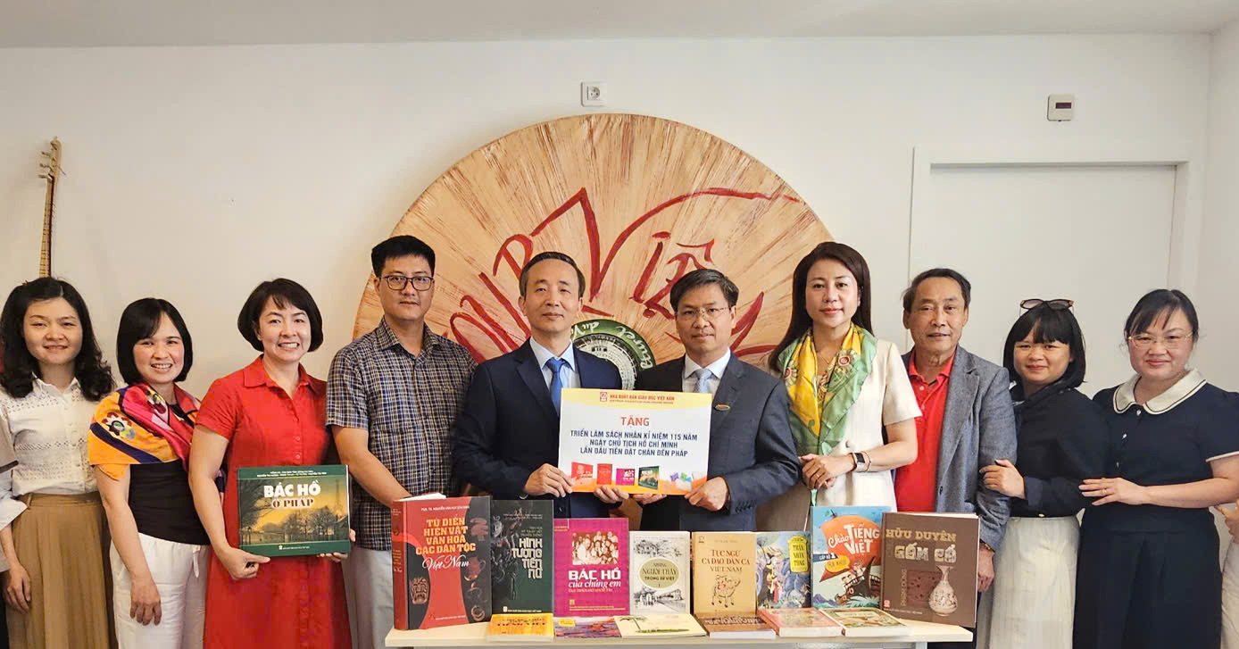 NHÀ XUẤT BẢN GIÁO DỤC VIỆT NAM TĂNG CƯỜNG KẾT NỐI VĂN HÓA, GIÁO DỤC VỚI CỘNG ĐỒNG NGƯỜI VIỆT TẠI PHÁP VÀ Ý