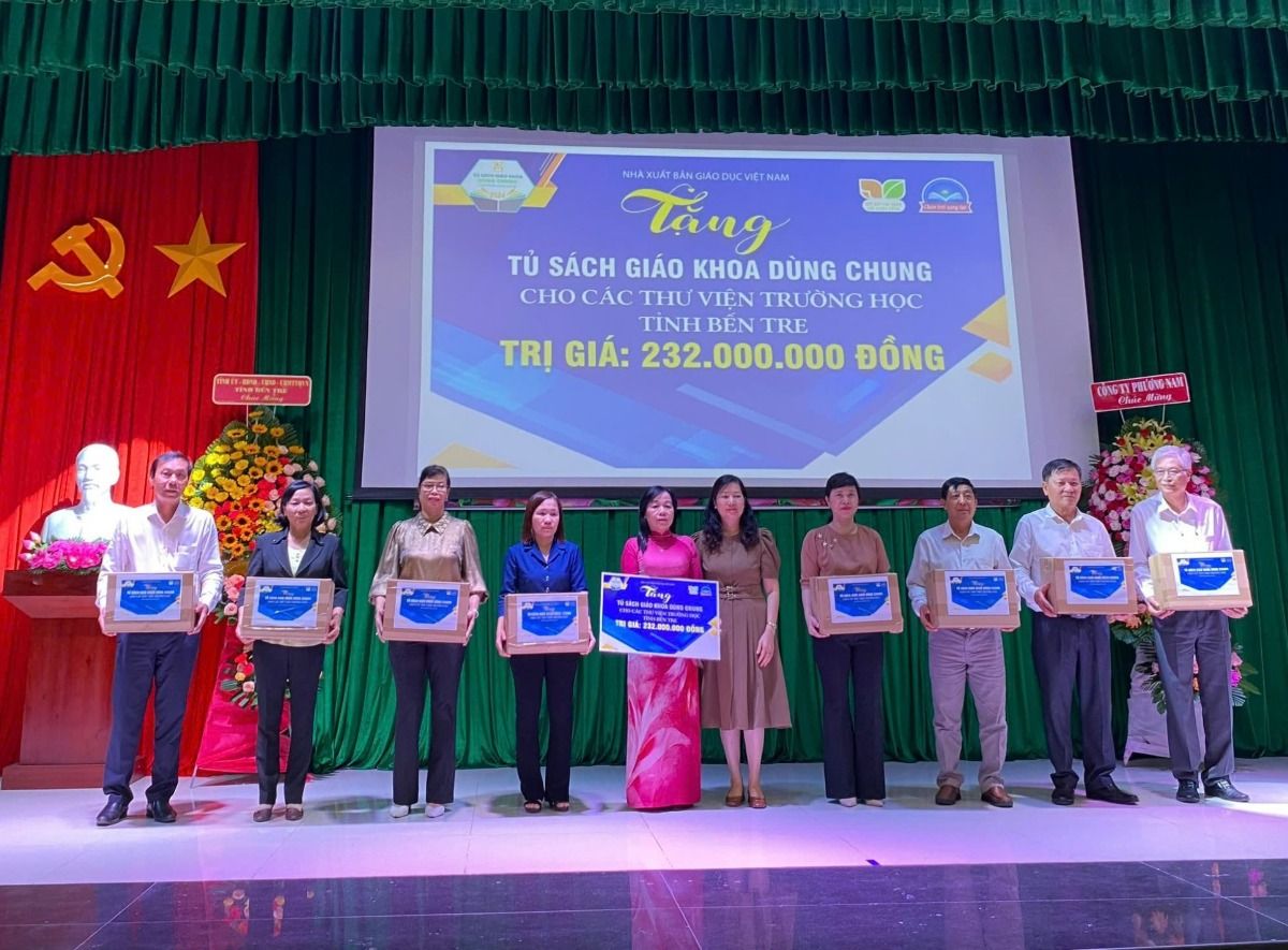 Trao tặng gần 130.000 bộ sách giáo khoa dùng chung cho các trường học khó khăn