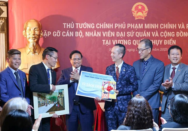 THỦ TƯỚNG PHẠM MINH CHÍNH VÀ PHU NHÂN TRAO TẶNG SÁCH CỦA NXBGD VIỆT NAM TRONG CHUYẾN CÔNG TÁC TẠI THỤY ĐIỂN VÀ ESTONIA