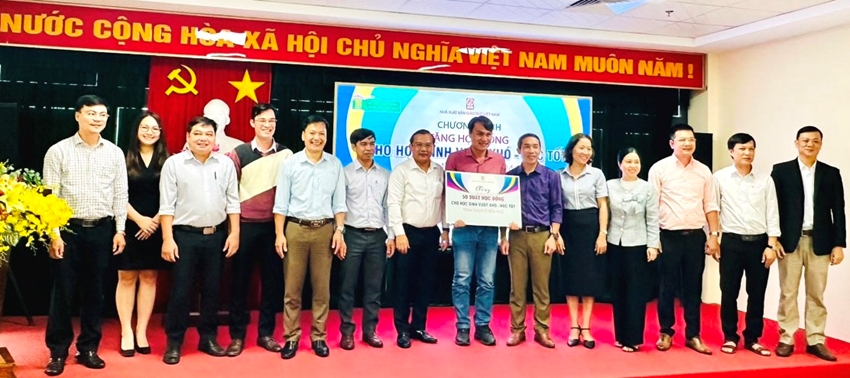 Nhà xuất bản Giáo dục Việt Nam trao 50 suất học bổng cho học sinh vượt khó học tốt tại Thừa Thiên Huế