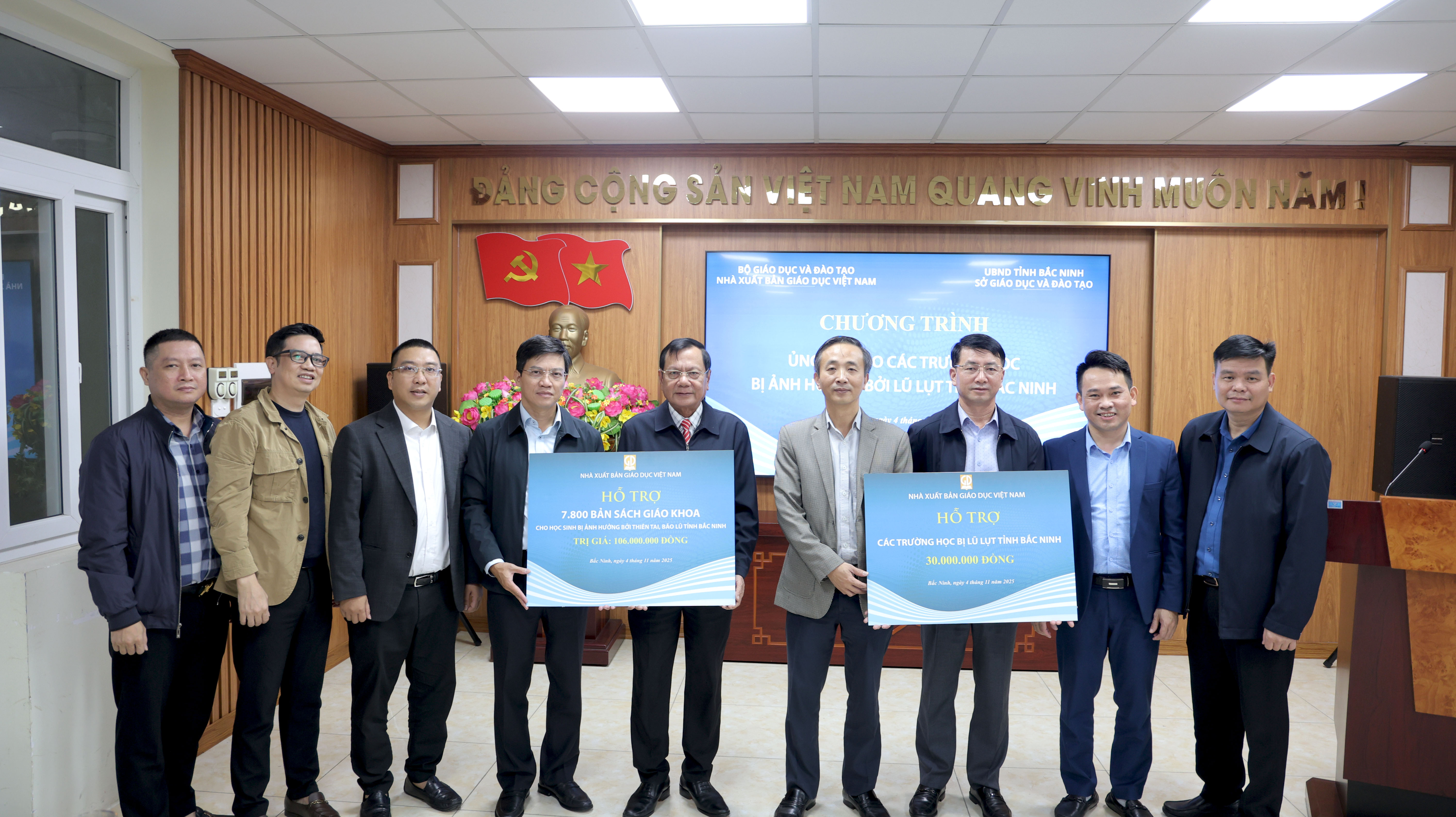Nhà xuất bản Giáo dục Việt Nam ủng hộ các trường học bị ảnh hưởng bởi lũ lụt tại tỉnh Bắc Ninh