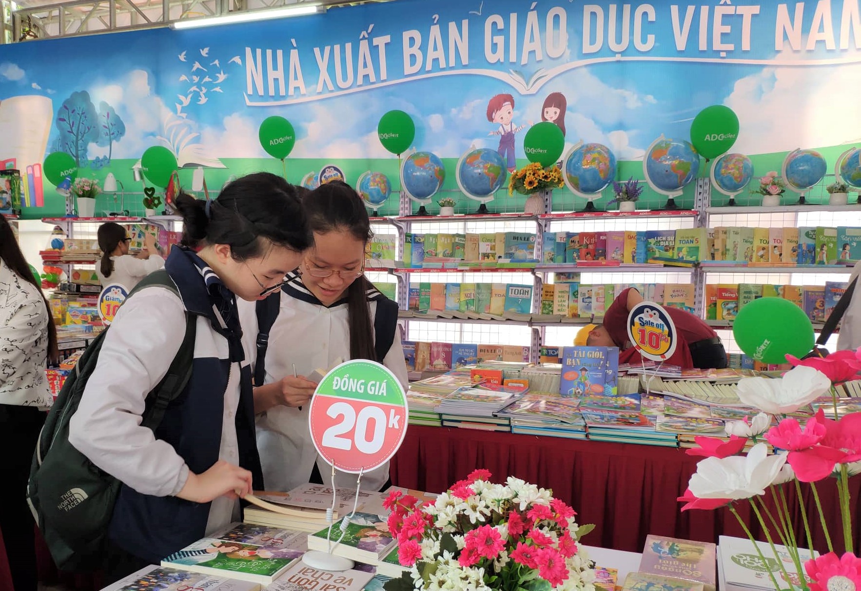Tin ảnh: Nhìn lại những hoạt động của NXBGDVN trong Ngày Sách Việt Nam 21-4