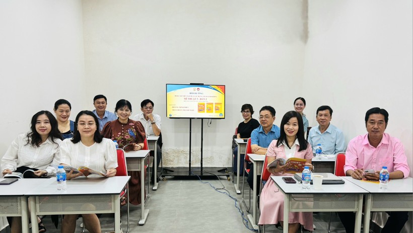 Hội thảo tập huấn báo cáo viên bồi dưỡng giáo viên sử dụng SGK lớp 5, 9, 12