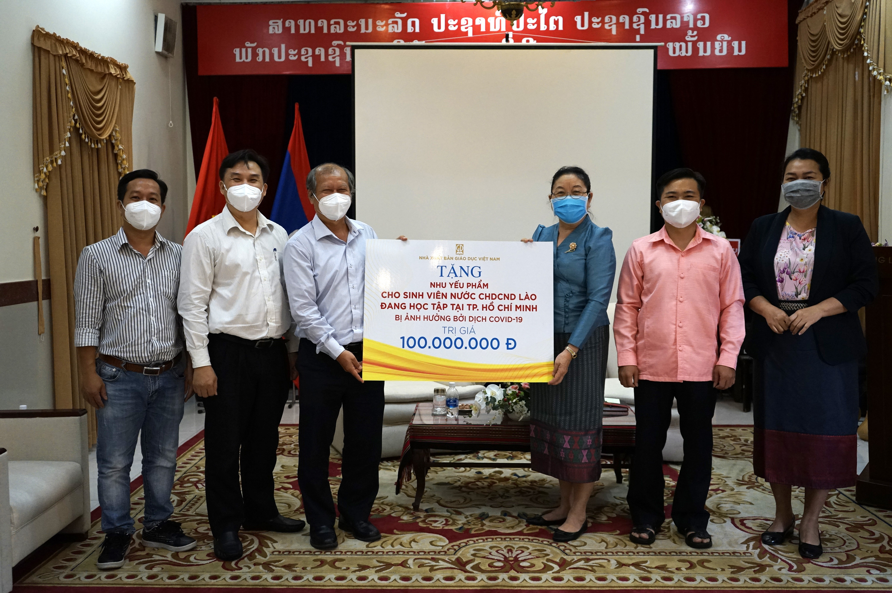 NXBGDVN tặng nhu yếu phẩm cho học sinh nước CHDCND Lào tại TP. Hồ Chí Minh