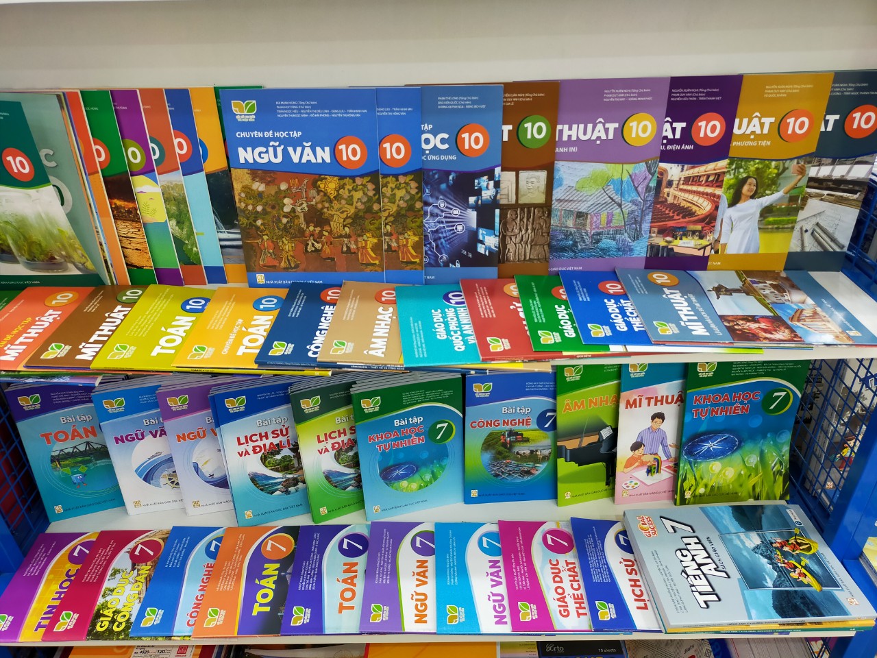 THÔNG CÁO BÁO CHÍ VỀ VIỆC HOÀN THÀNH CÔNG TÁC TẬP HUẤN  GIÁO VIÊN SỬ DỤNG SGK LỚP 3, 7, 10; CHUẨN BỊ, CUNG ỨNG ĐẦY ĐỦ SGK PHỤC VỤ NĂM HỌC 2022-2023