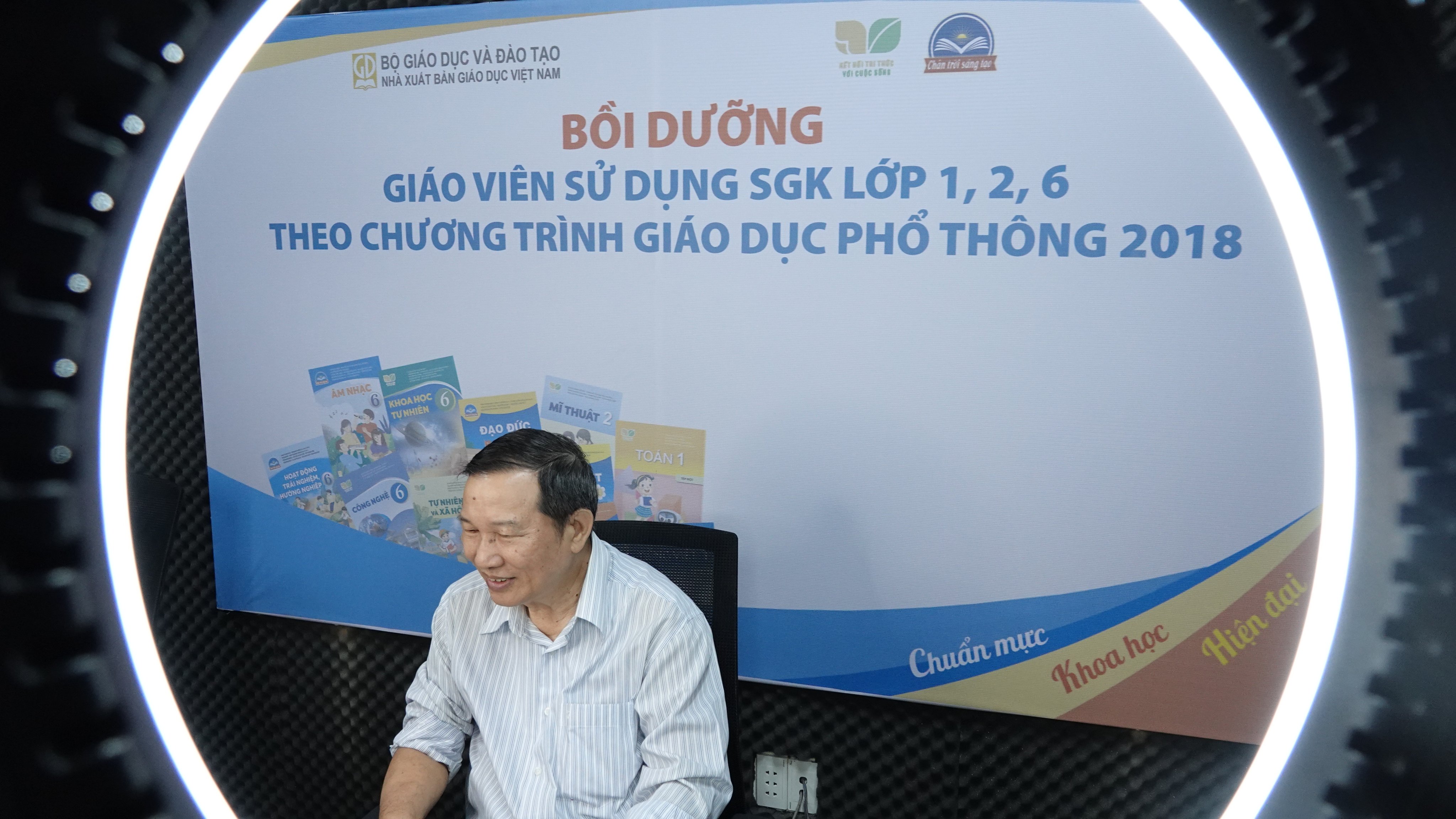 Tập huấn giáo viên và phát hành SGK lớp 2, lớp 6 mới: Sẵn sàng ứng phó với dịch Covid-19