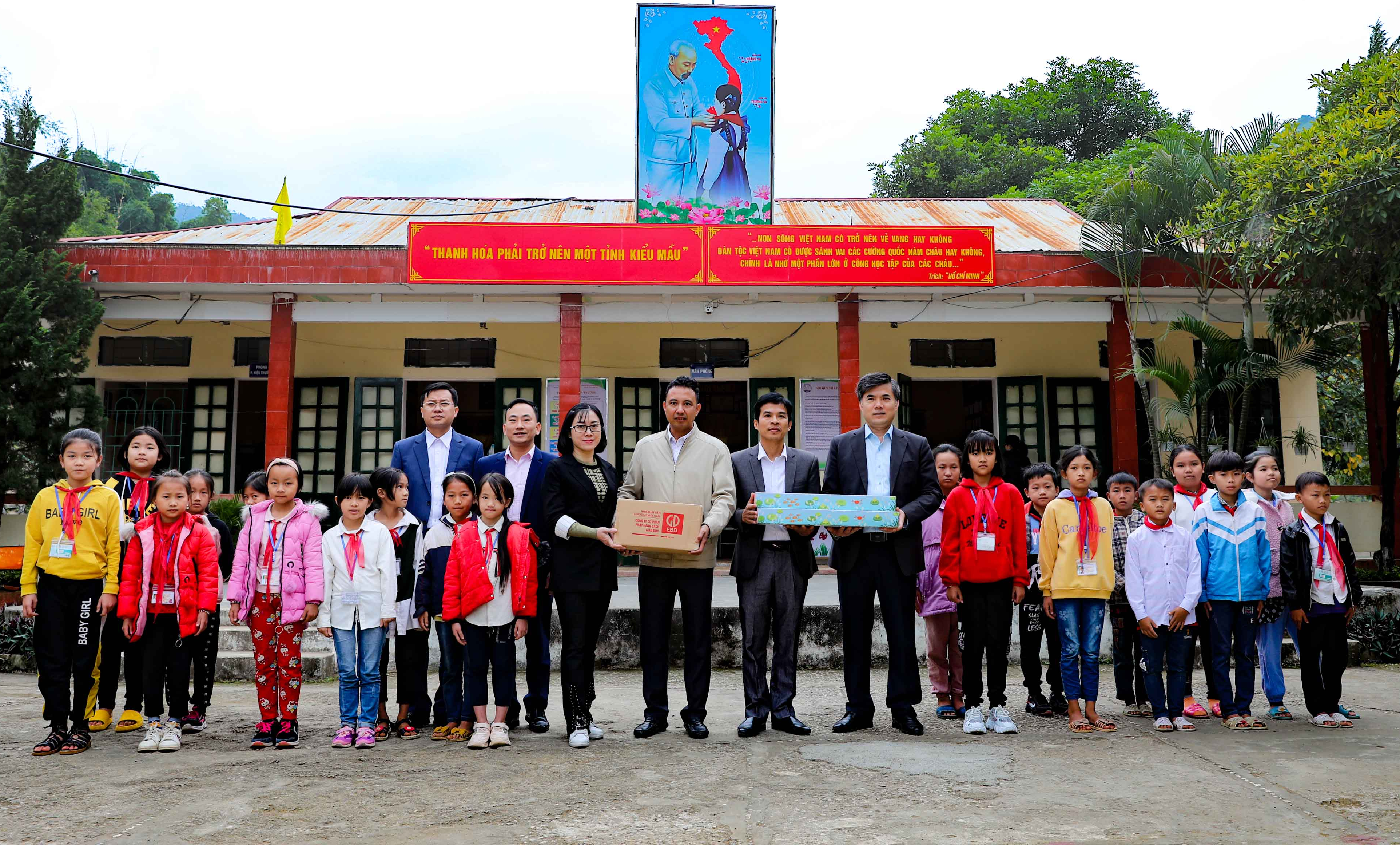 NXB Giáo dục Việt Nam tặng sách các trường học tại Thanh Hoá