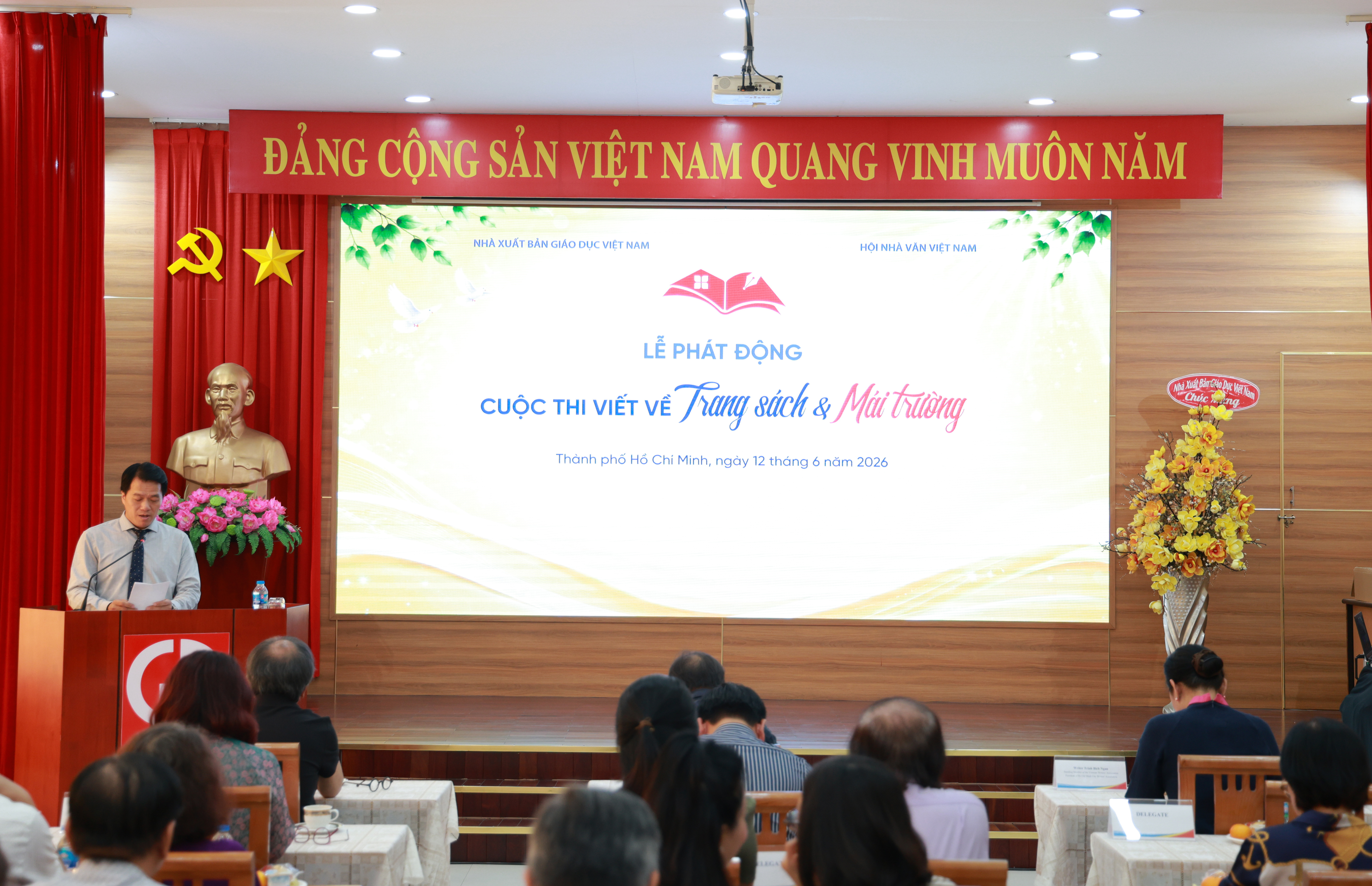Phát động cuộc thi viết với chủ đề "Trang sách & Mái trường"