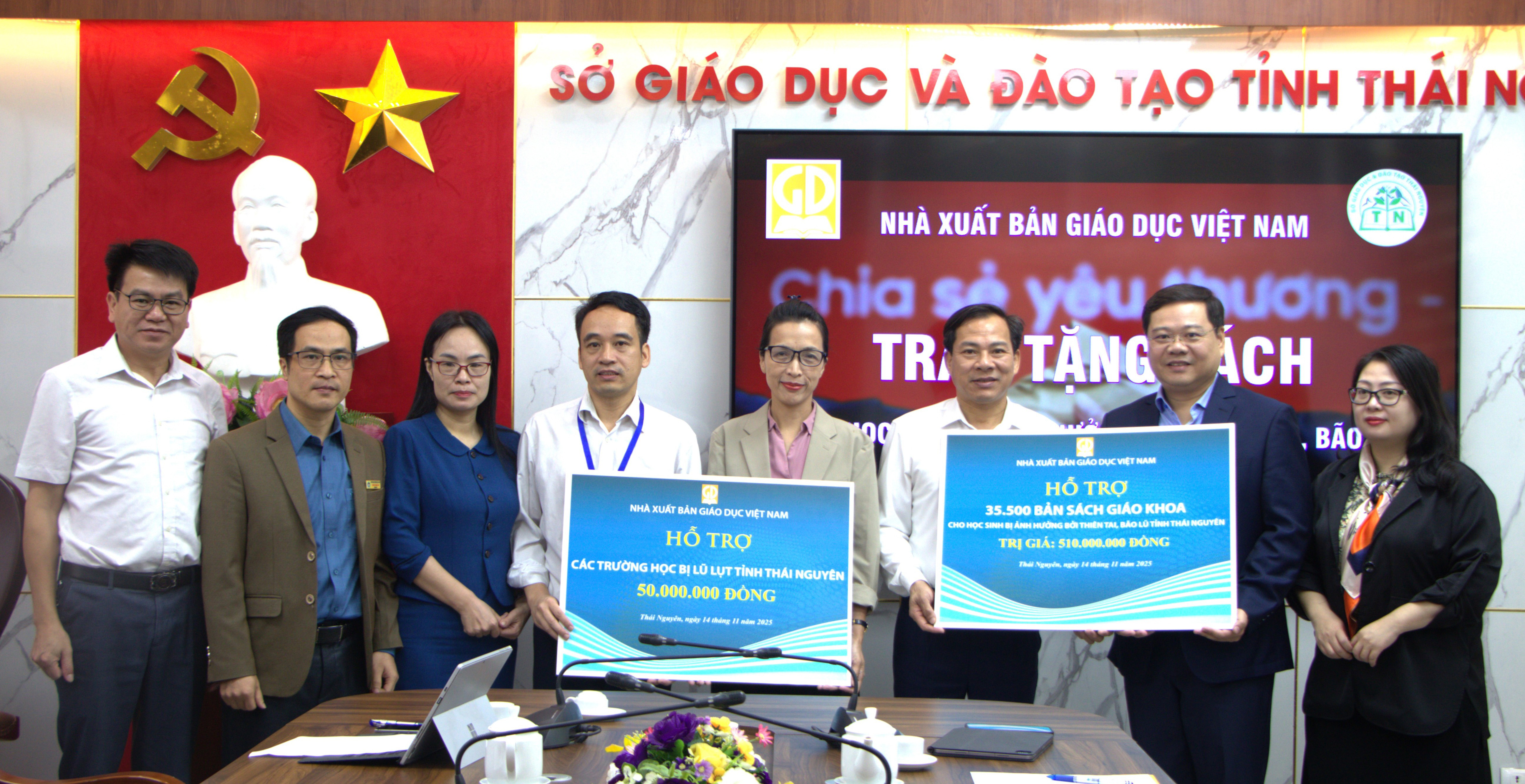 Nhà xuất bản Giáo dục Việt Nam trao tặng sách giáo khoa hỗ trợ ngành giáo dục tỉnh Thái Nguyên sau cơn bão số 11