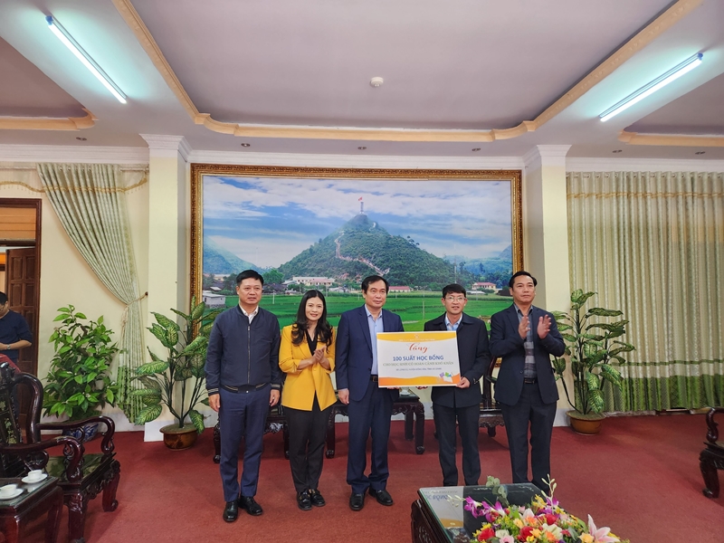 Nhà xuất bản Giáo dục Việt Nam tài trợ học bổng cho học sinh nghèo Đồng Văn, Mèo Vạc