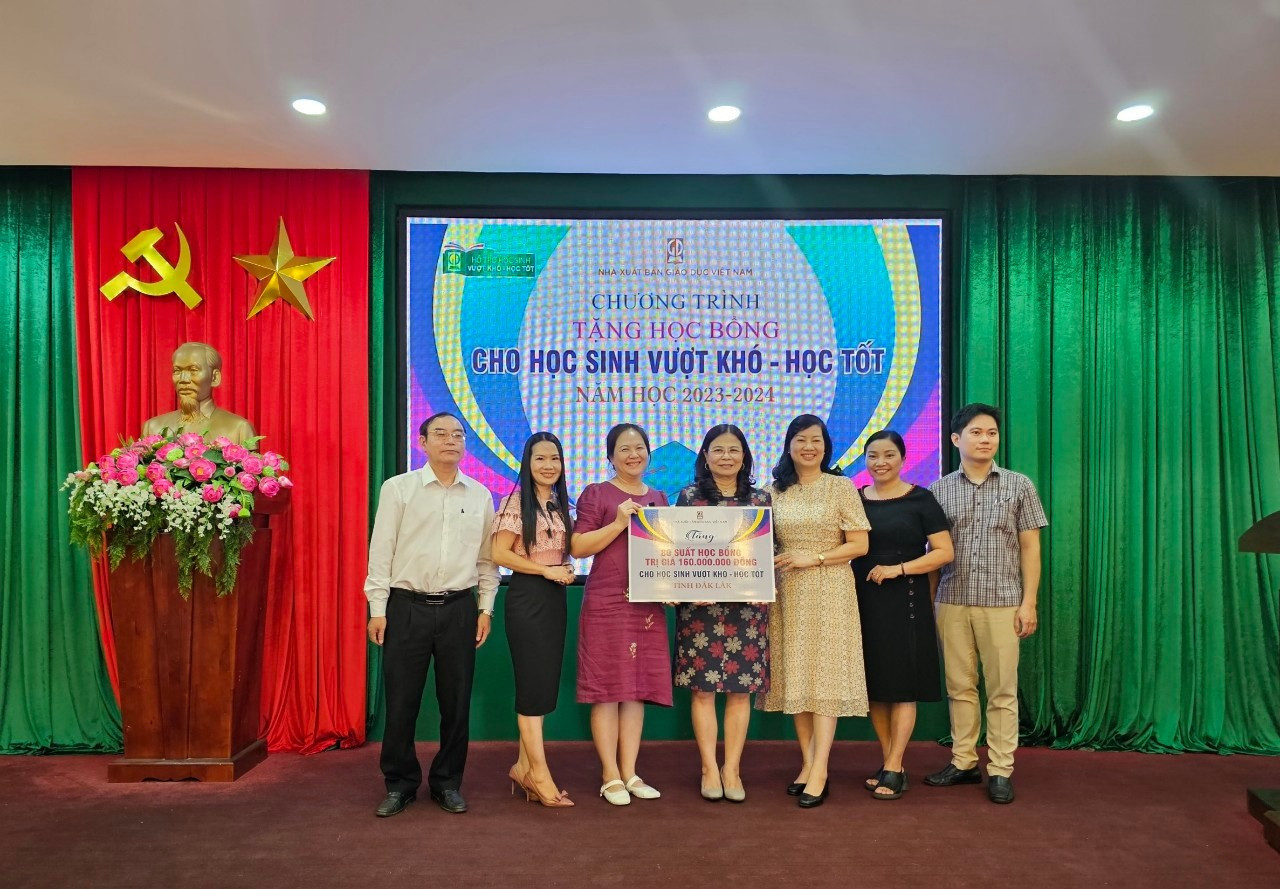 Chương trình tặng học bổng của Nhà xuất bản Giáo dục Việt Nam đã có mặt tại các tỉnh Bình Dương, Trà Vinh, Đắk Lắk