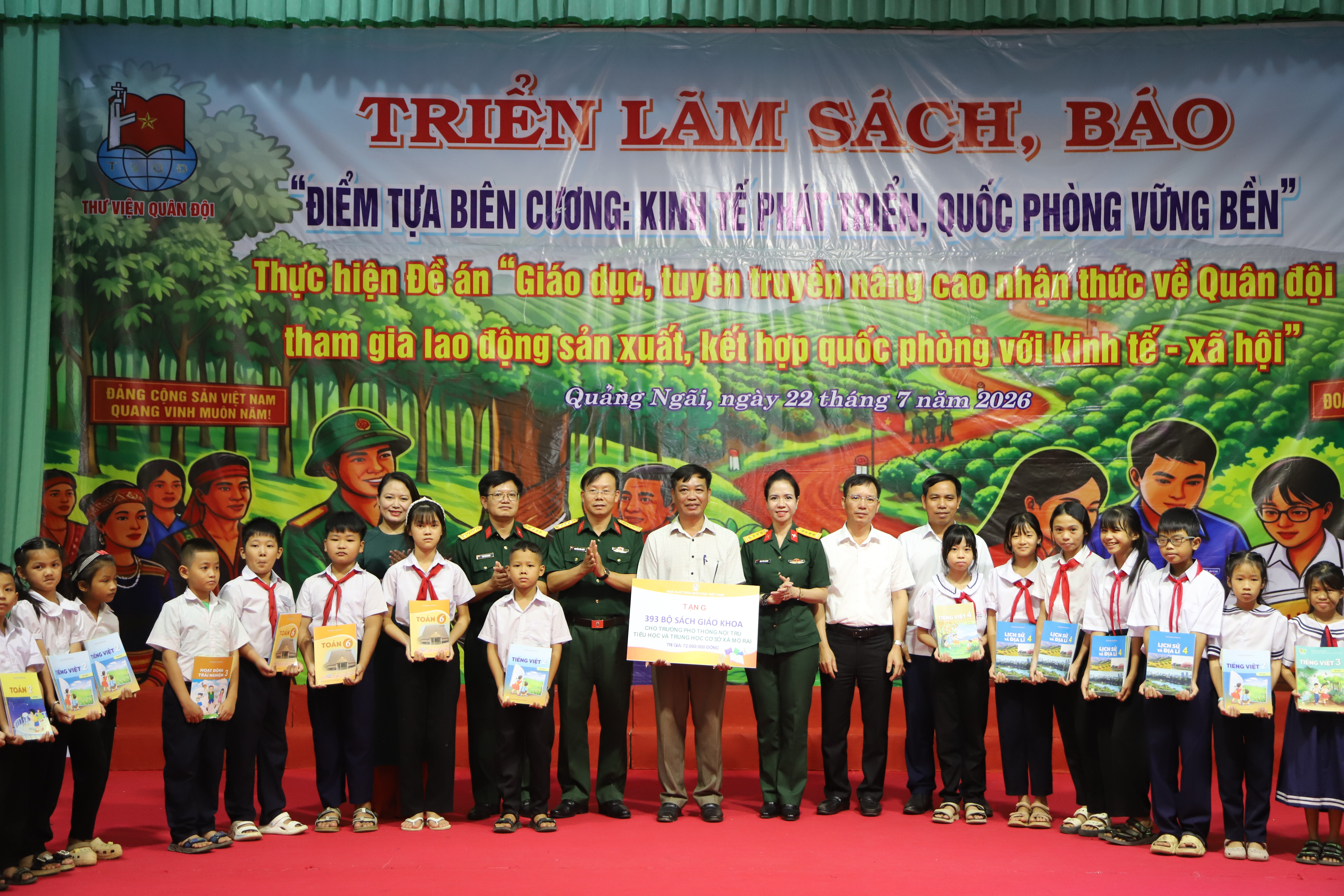 Nhà xuất bản Giáo dục Việt Nam đưa sách đến vùng biên, tiếp sức học sinh trước năm học mới