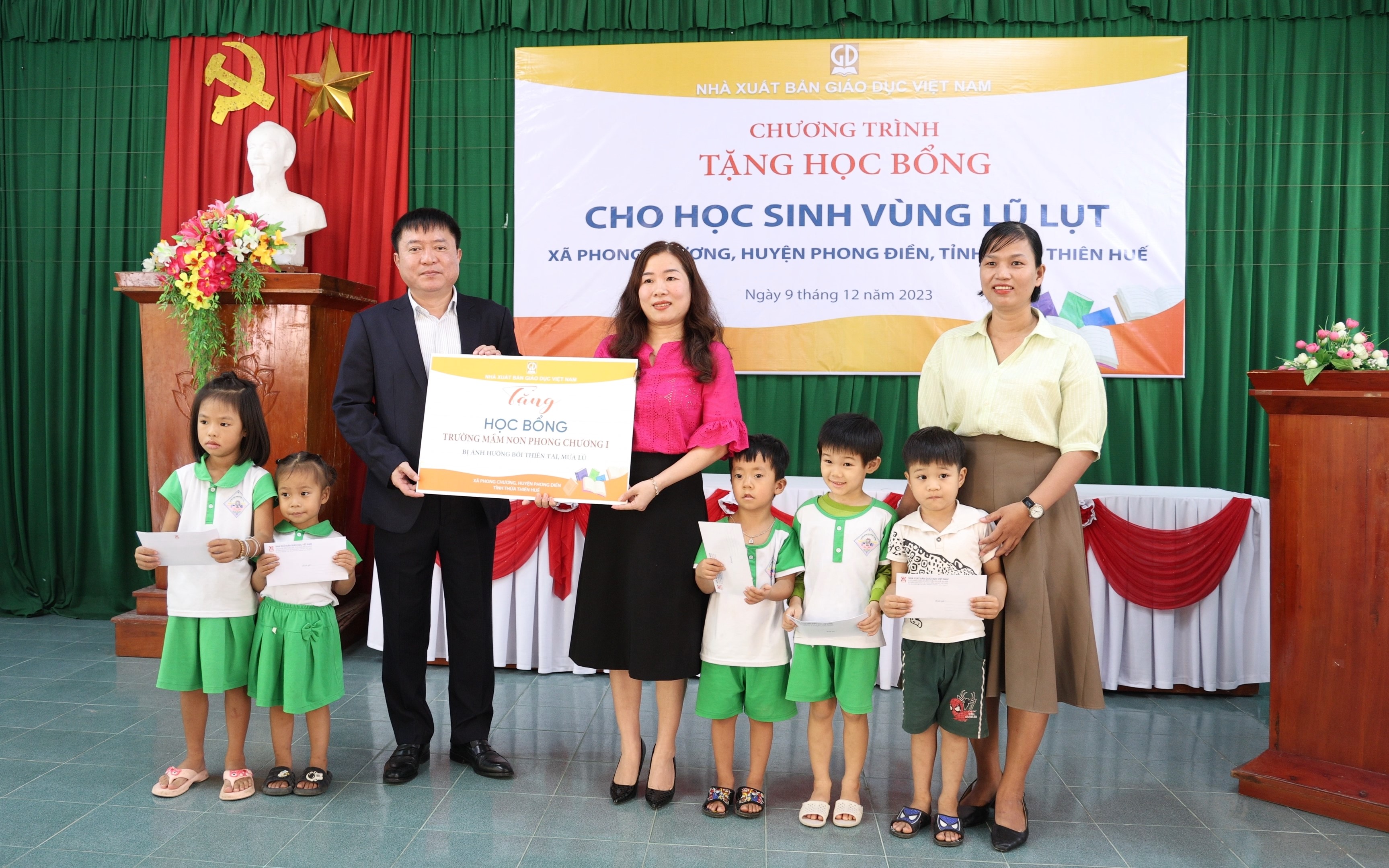 Nhà xuất bản Giáo dục Việt Nam tặng học bổng  cho học sinh có hoàn cảnh khó khăn tỉnh Thừa Thiên Huế