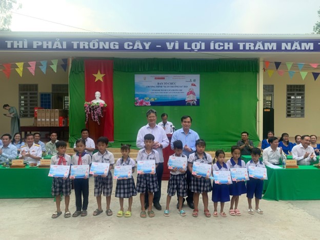 NHÀ XUẤT BẢN GIÁO DỤC VIỆT NAM TẶNG HỌC BỔNG CHO HỌC SINH CÓ HOÀN CẢNH KHÓ KHĂN TẠI HẬU GIANG