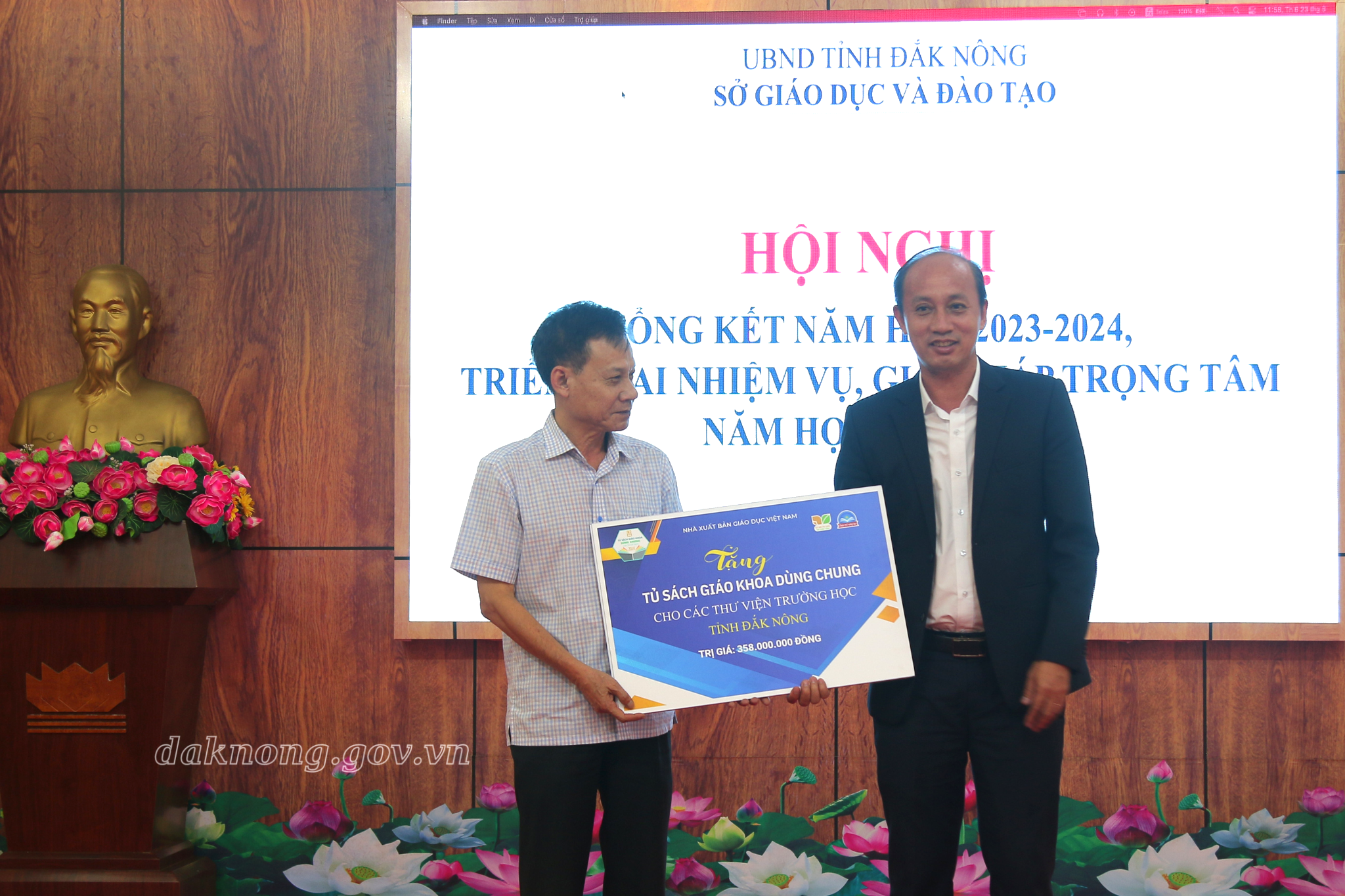 Đắk Nông được tặng tủ sách giáo khoa trị giá 428 triệu đồng