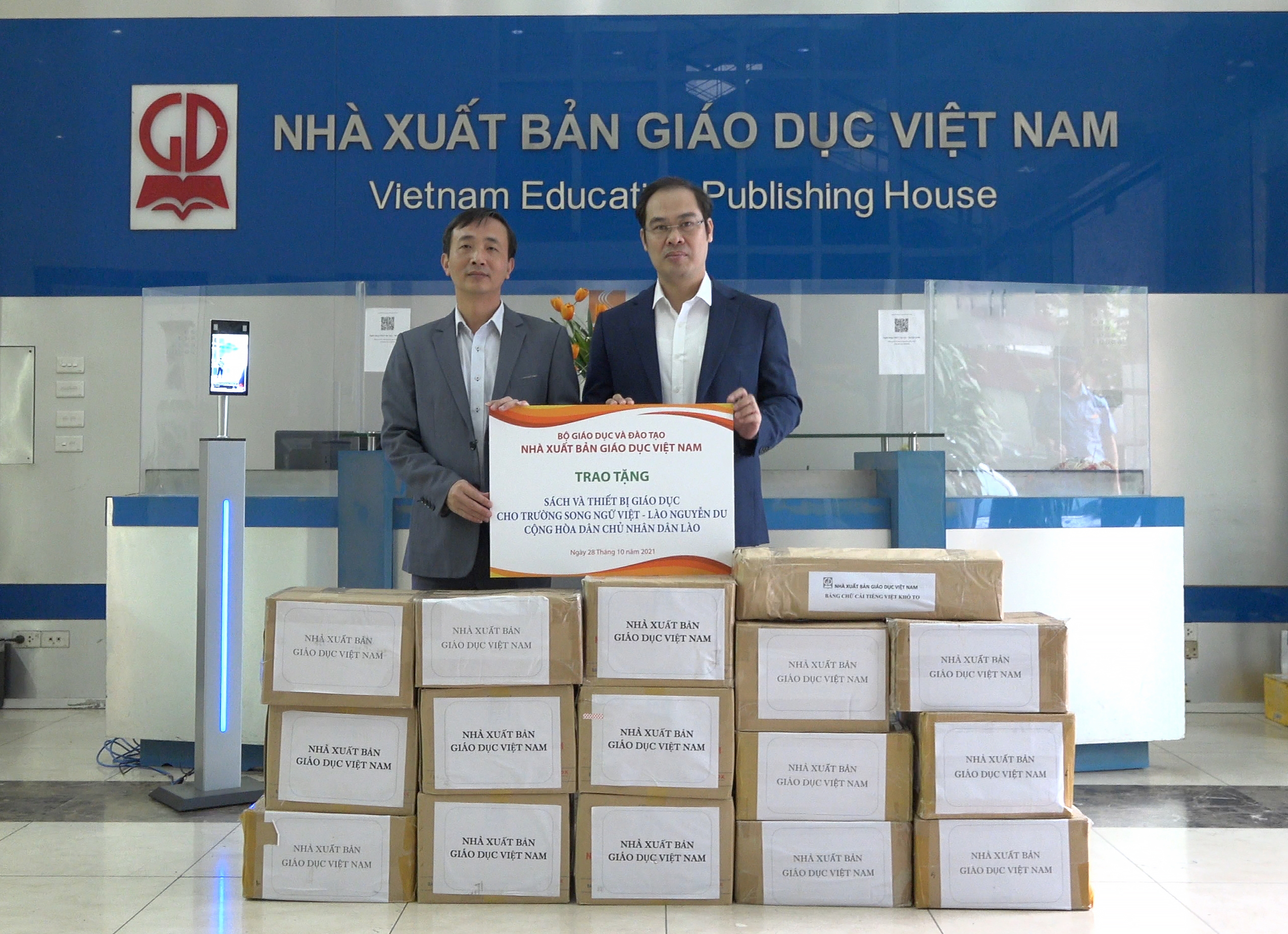 NXB Giáo dục Việt Nam hỗ trợ Trường song ngữ Lào-Việt Nam Nguyễn Du