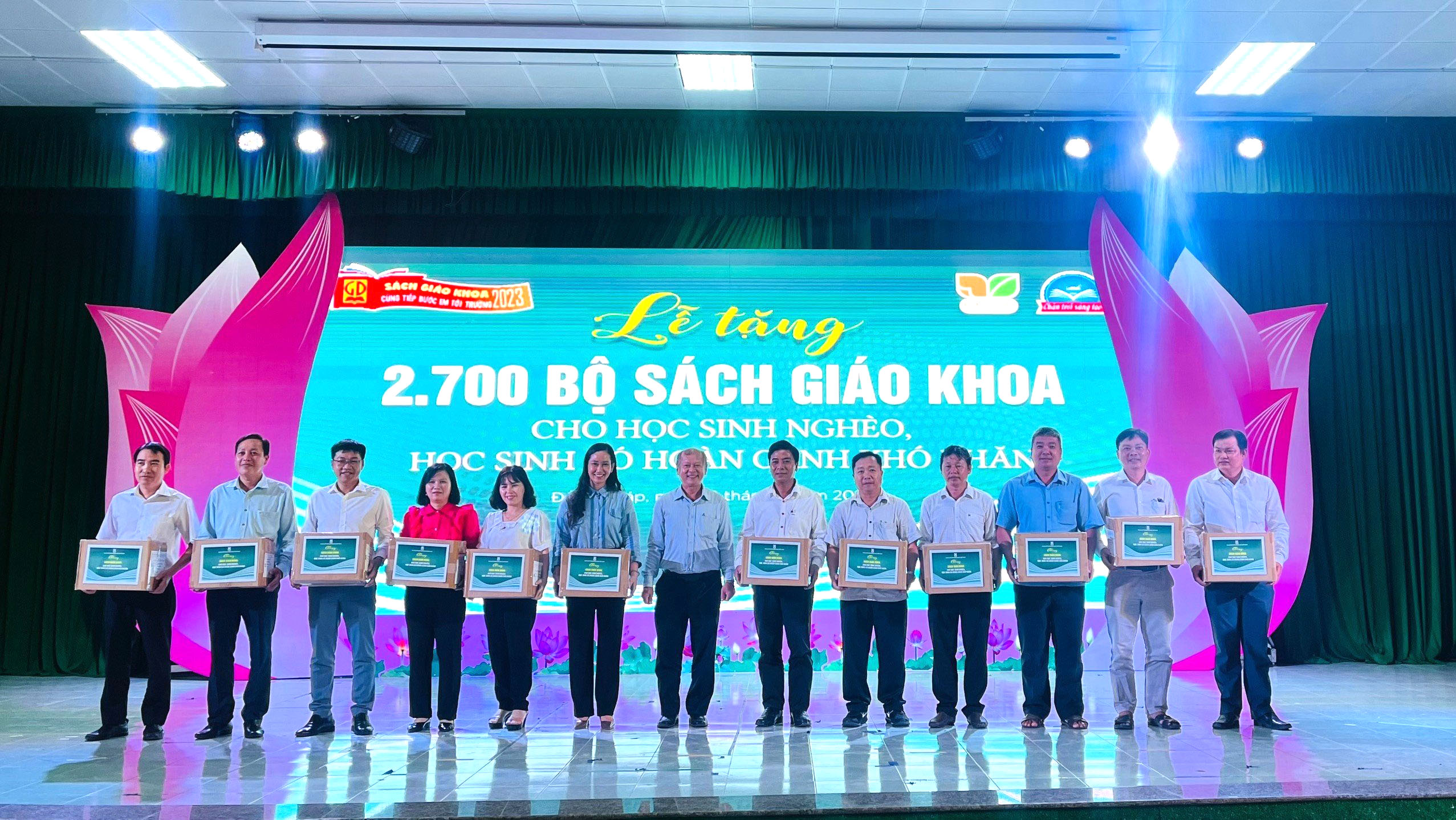 Lễ trao tặng sách giáo khoa cho các em học sinh có hoàn cảnh khó khăn trên địa bàn tỉnh Đồng Tháp