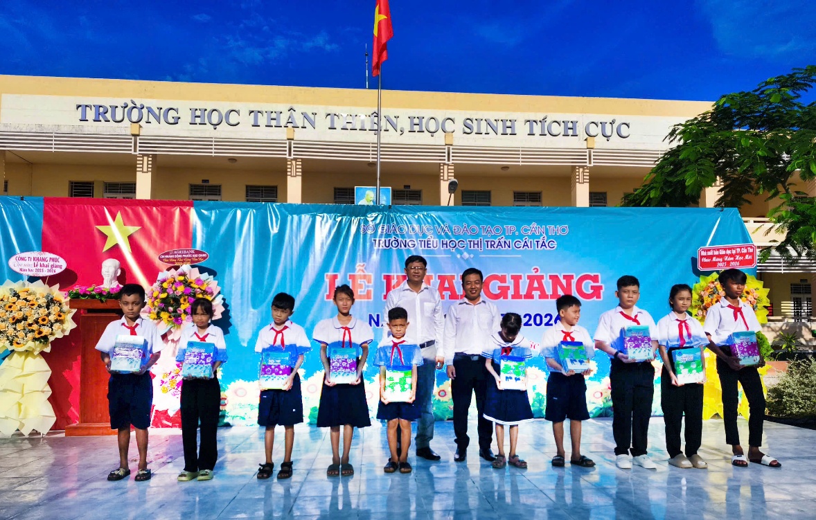 Nhà xuất bản GIáo dục Việt Nam trao tặng sách cho học sinh vùng khó khăn nhân dịp khai giảng