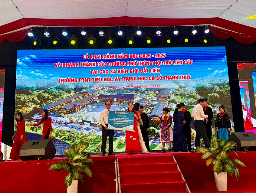Trao tặng 1.000 bộ sách giáo khoa đầu năm học mới, tiếp sức học sinh vùng biên Tuyên Quang