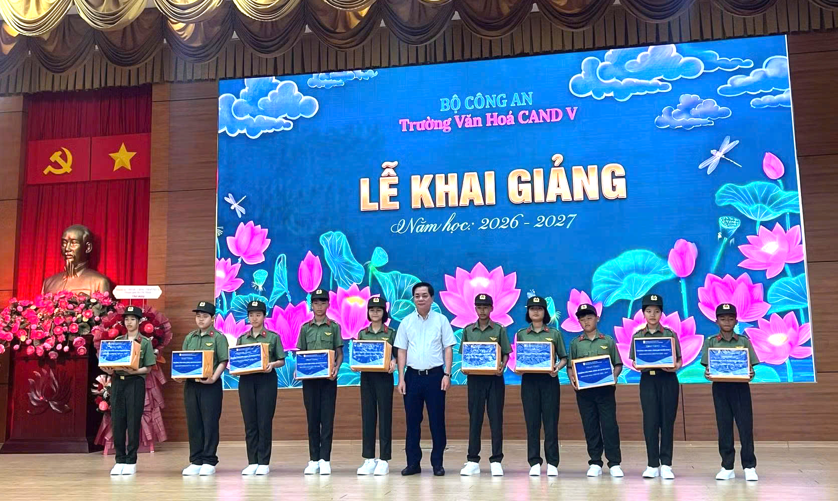 Những trang sách đầu tiên đến ngôi trường đặc biệt ở Thành phố mang tên Bác