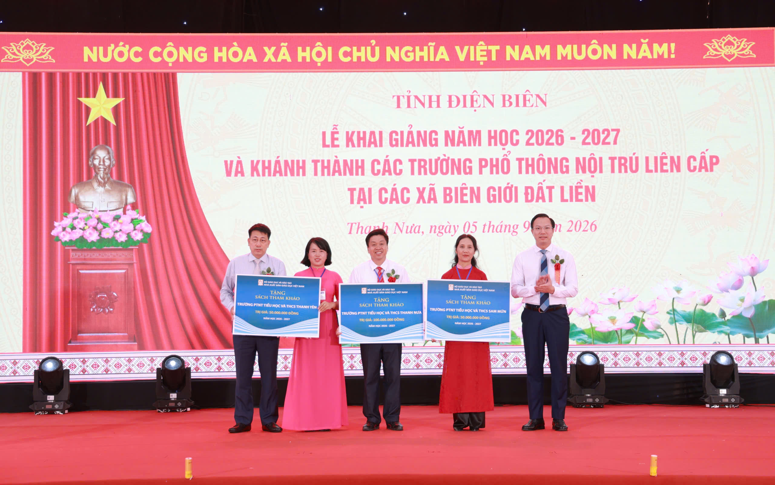 Mang trang sách đến những ngôi trường mới nơi biên cương Điện Biên