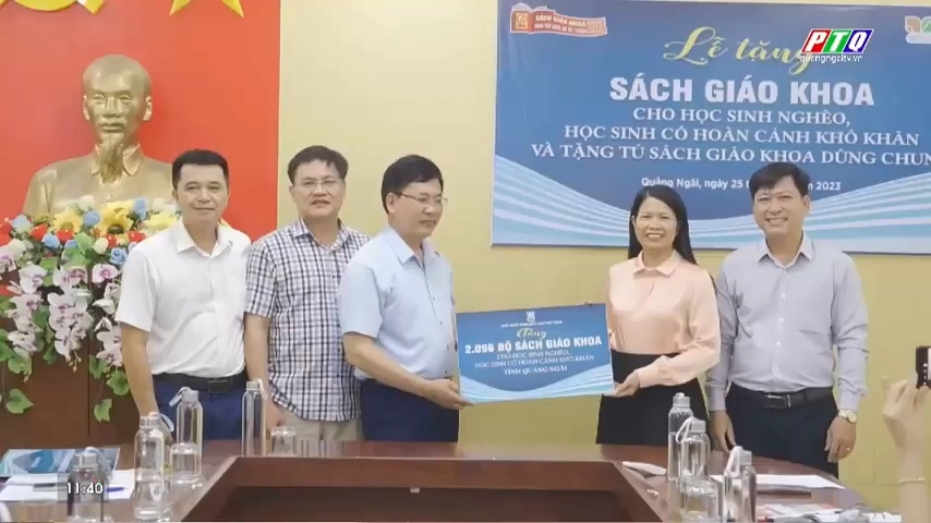 Nhà xuất bản Giáo dục Việt Nam trao tặng SGK tại Quảng Ngãi