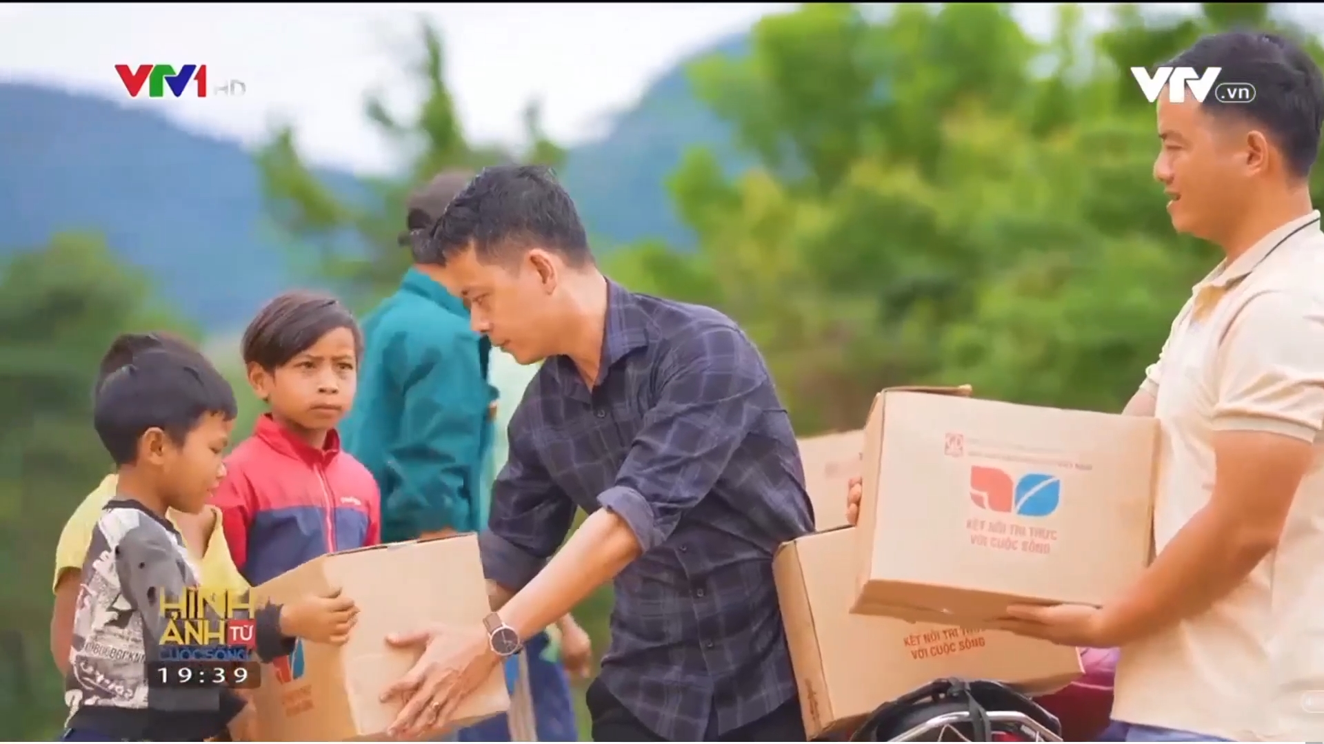 NỖ LỰC MANG SÁCH GIÁO KHOA LÊN VÙNG KHÓ