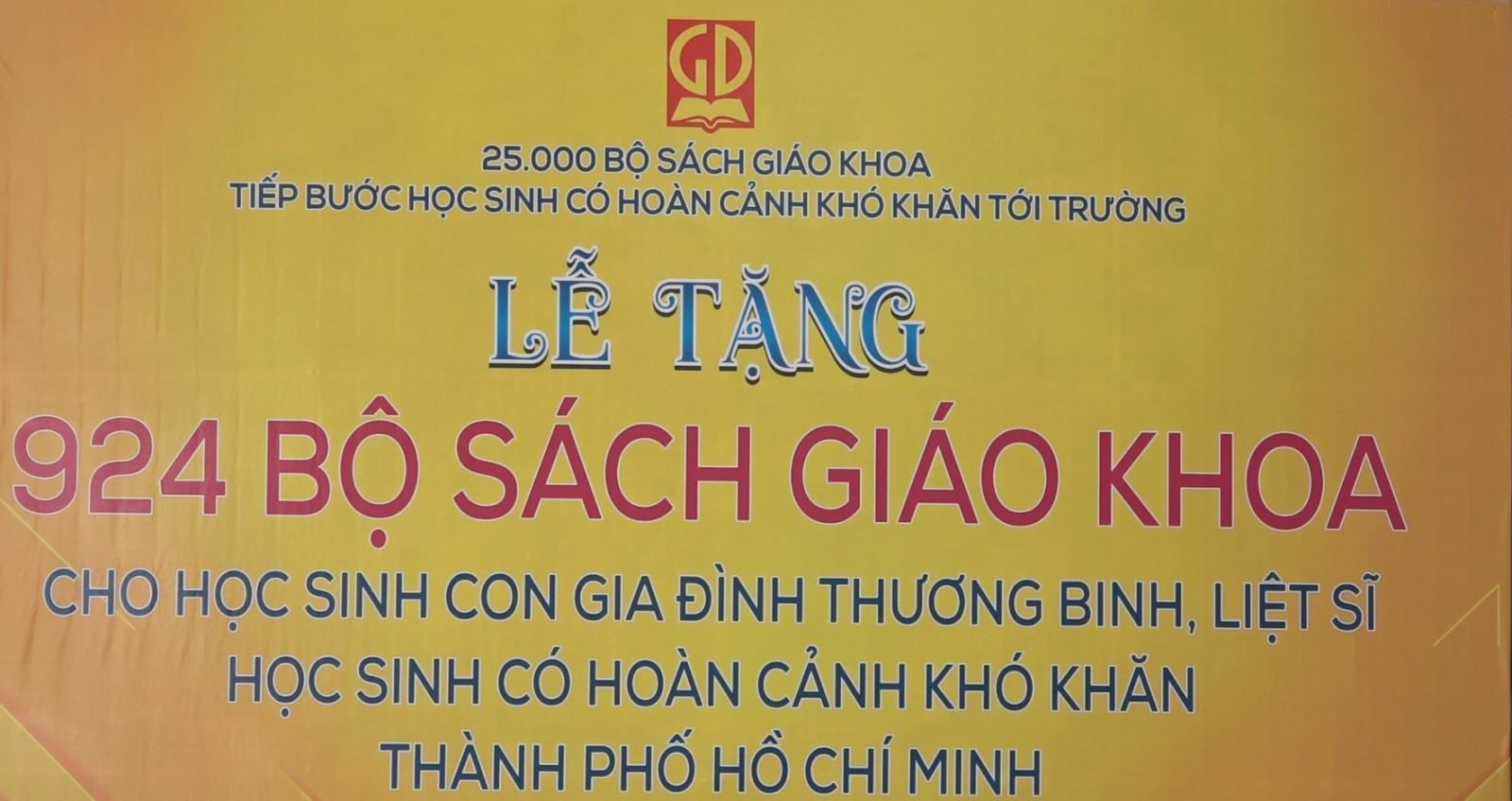 Tiếp bước học sinh có hoàn cảnh khó khăn tới trường