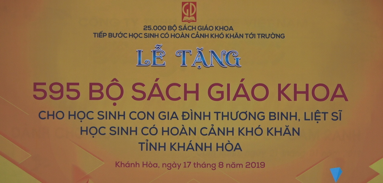 NXB Giáo dục Việt Nam trao tặng SGK tại tỉnh Khánh Hoà 