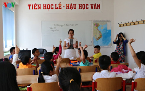 Trao tặng bộ sách giáo khoa chuẩn cho cộng đồng người Việt tại Séc