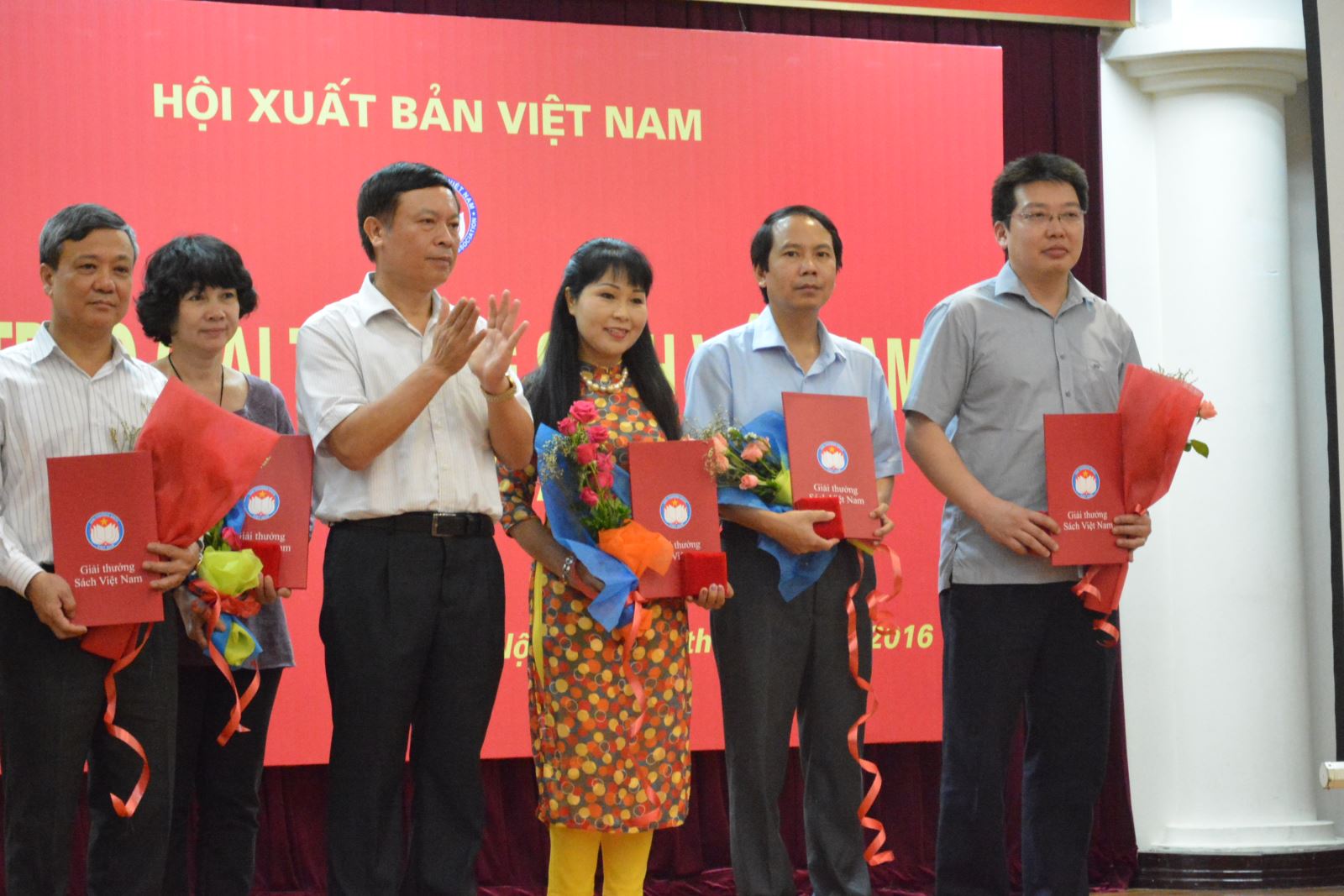 Từ  điển bách khoa Britannica nhận giải bạc Sách hay, giải vàng Sách đẹp Giải thưởng Sách Việt Nam năm 2015