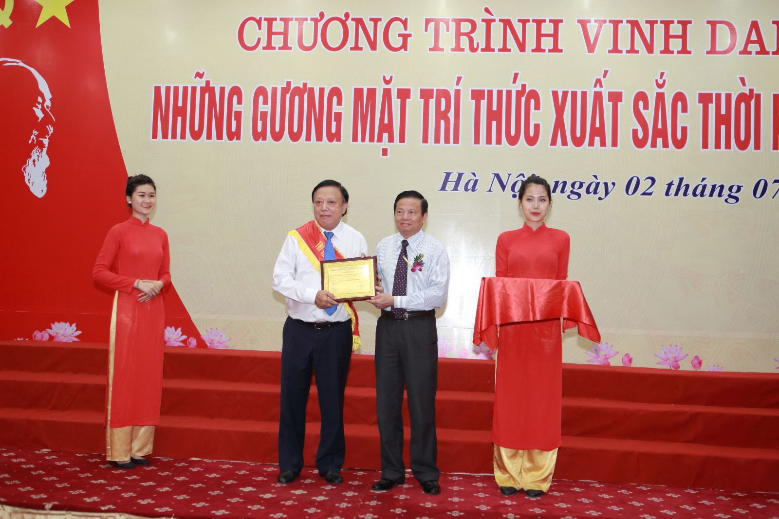 Nhà giáo ưu tú Ngô Trần Ái được vinh danh Những gương mặt trí thức xuất sắc thời kỳ đổi mới