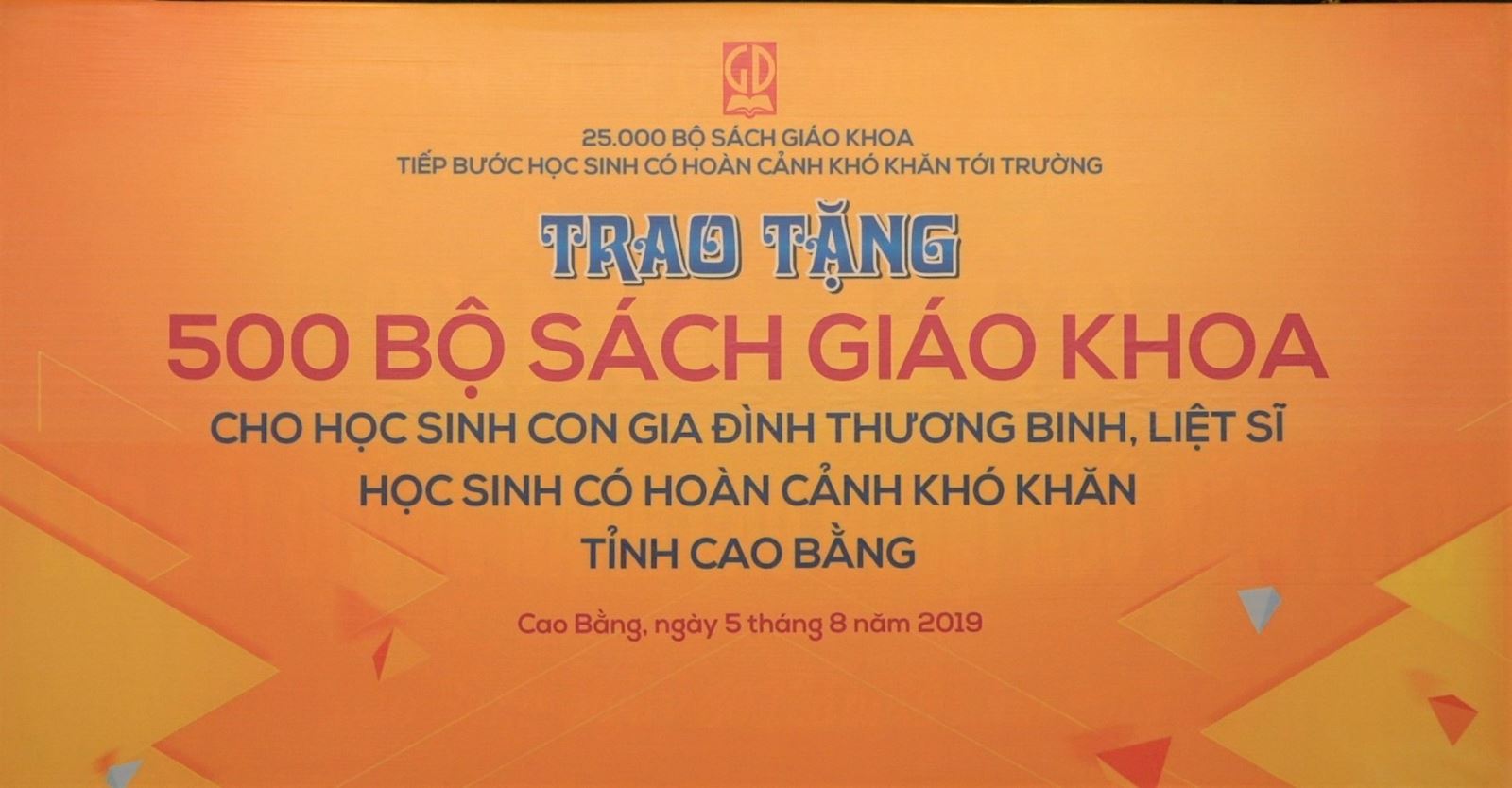 Thêm 500 bộ SGK tiếp bước học sinh có hoàn cảnh khó khăn tới trường